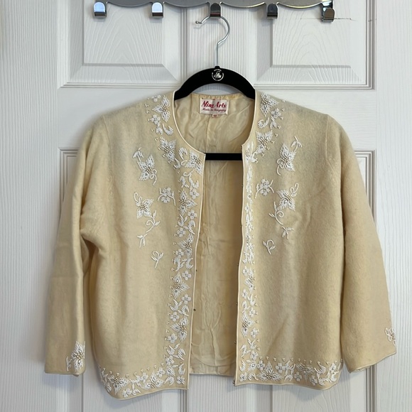 Vintage Cream & White Floral Beaded Cropped Knit Cardigan Sweater - Hong Kong - Picture 16 of 16